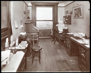 National Phonograph Co.:n toimisto ja nainen kirjoituskoneella, New York, 1898 (hopeagelatiiniprintti)